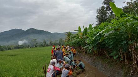 BERSIH BERSIH SALURAN IRIGASI